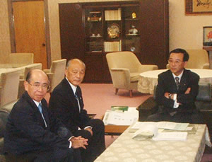 左より野村会頭、秋山関経連会長、谷垣財務大臣