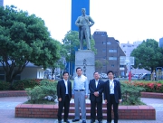 2011年6月鹿児島商工会議所近くにある五大友厚侯像の前で記念撮影県IMG_2850.JPG