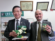 2012年4月エンジニア・高崎社長と同社で記念撮影CIMG1411.JPG