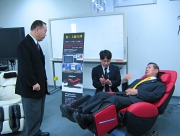 2011年2月ファミリーの稲田社長の勧めでマッサージチェアを体験IMG_2402.JPG