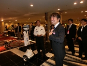 2011年10月大阪マラソン前夜祭で橋下知事にマッスル社のランナーロボットを紹介CIMG0499.JPG