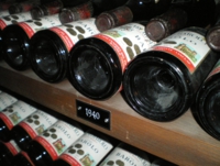 地下に収蔵されたワイン製品.JPG